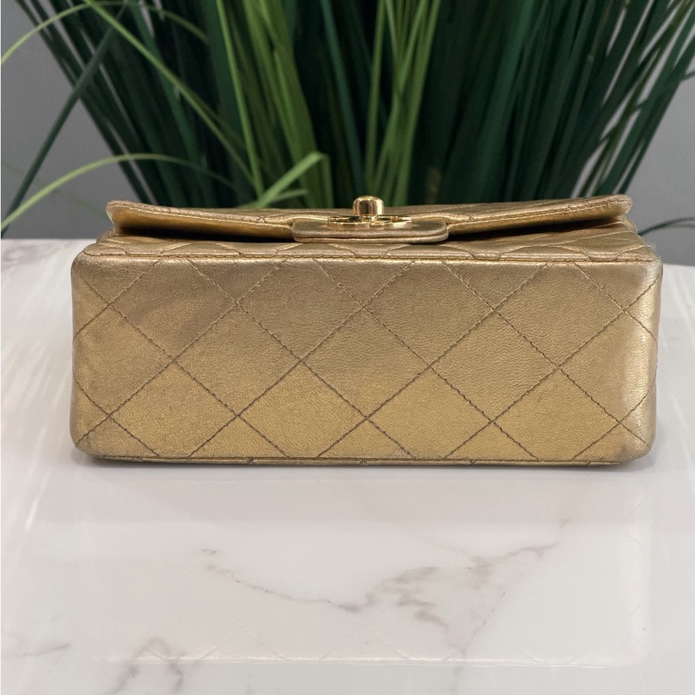 RARE CHANEL VINTAGE GOLD LAMBSKIN
CLASSIC SQUARE MINI FLAP BAG 24K GOLD PLATED - Picture 10 of 15